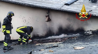 Ascoli Piceno . In fiamme il tetto di un edificio